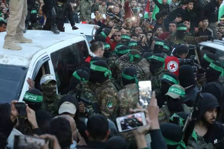 Hamas ve Siyonist teröristler arasında esir takası yapıldı 12