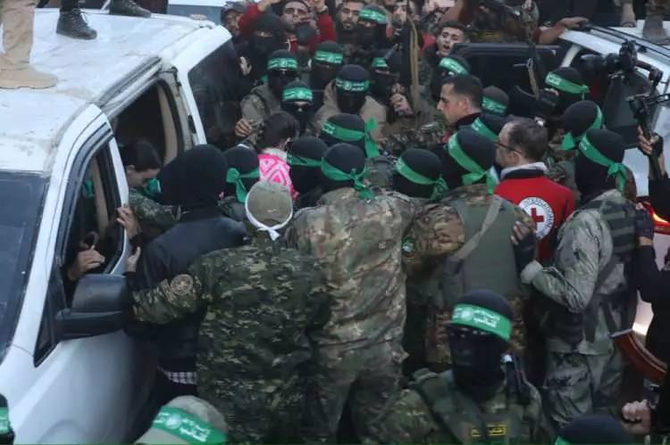 Hamas ve Siyonist teröristler arasında esir takası yapıldı 13