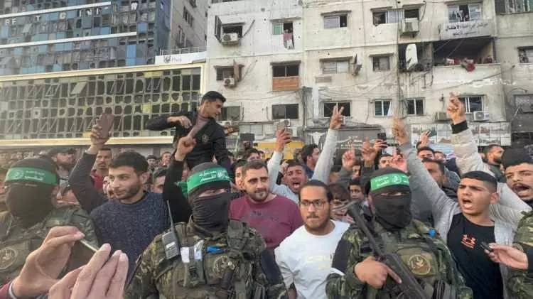 Hamas ve Siyonist teröristler arasında esir takası yapıldı 8