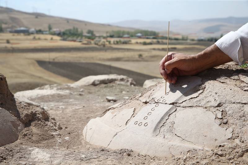 Van'daki Kevenli Kalesi kalıntısında çivi yazılı 76 pithos ortaya ç 1