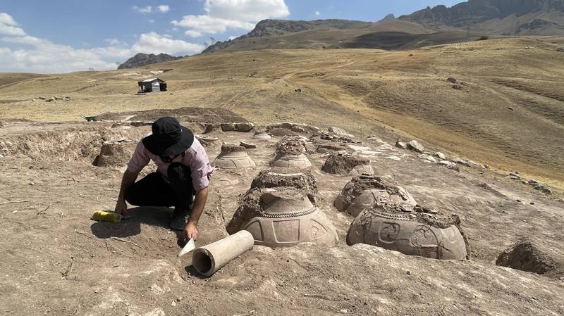 Van'daki Kevenli Kalesi kalıntısında çivi yazılı 76 pithos ortaya ç 10