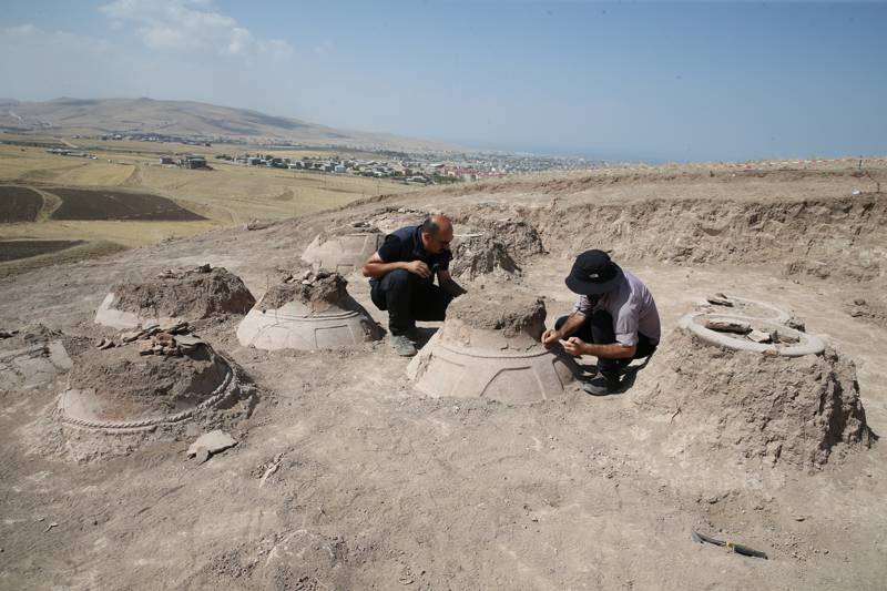 Van'daki Kevenli Kalesi kalıntısında çivi yazılı 76 pithos ortaya ç 14