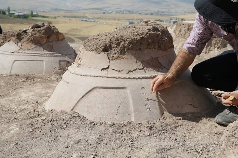 Van'daki Kevenli Kalesi kalıntısında çivi yazılı 76 pithos ortaya ç 15