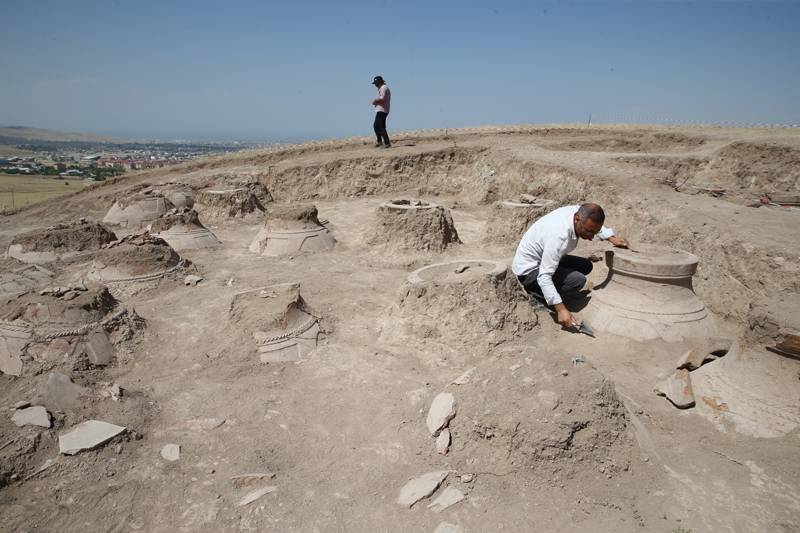 Van'daki Kevenli Kalesi kalıntısında çivi yazılı 76 pithos ortaya ç 19