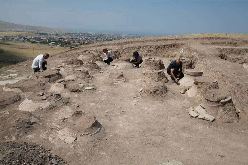 Van'daki Kevenli Kalesi kalıntısında çivi yazılı 76 pithos ortaya ç 22