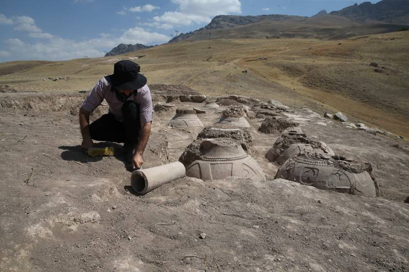 Van'daki Kevenli Kalesi kalıntısında çivi yazılı 76 pithos ortaya ç 25