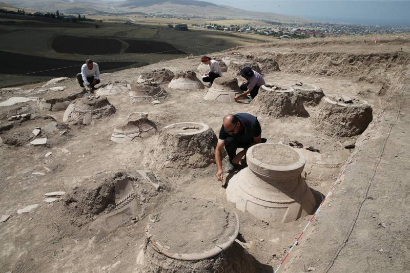 Van'daki Kevenli Kalesi kalıntısında çivi yazılı 76 pithos ortaya ç 3