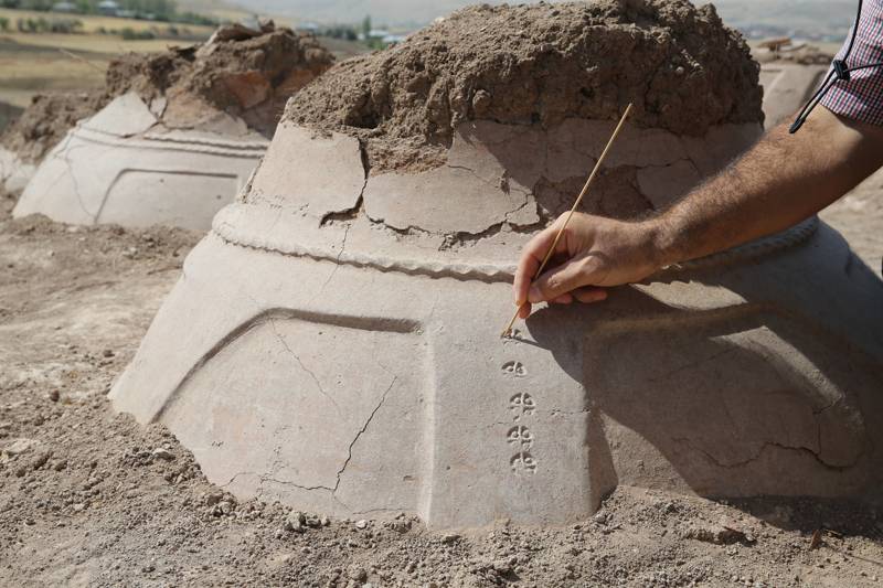 Van'daki Kevenli Kalesi kalıntısında çivi yazılı 76 pithos ortaya ç 4