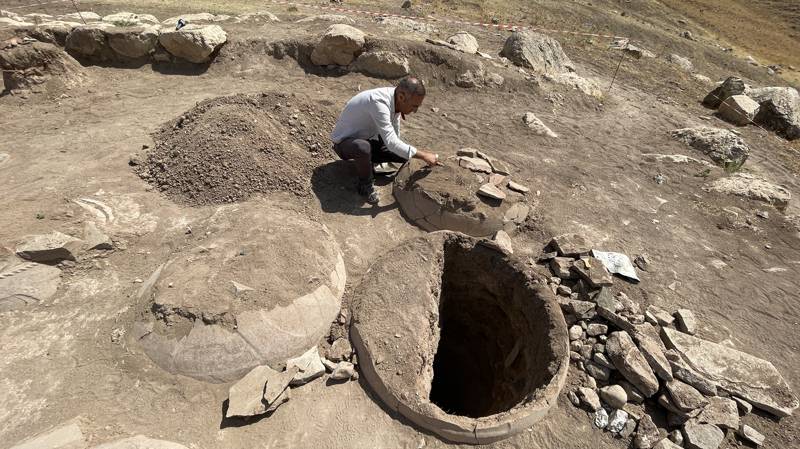 Van'daki Kevenli Kalesi kalıntısında çivi yazılı 76 pithos ortaya ç 7