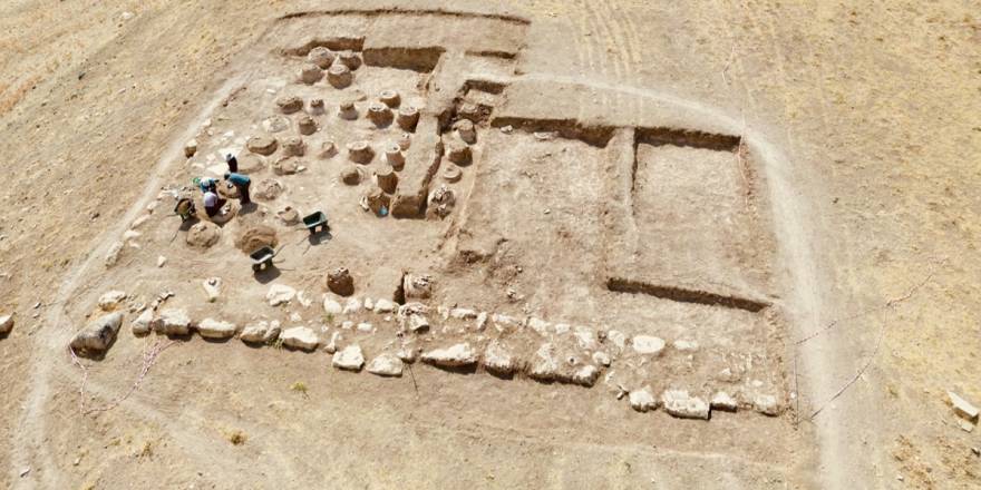 Van'daki Kevenli Kalesi kalıntısında çivi yazılı 76 pithos ortaya ç