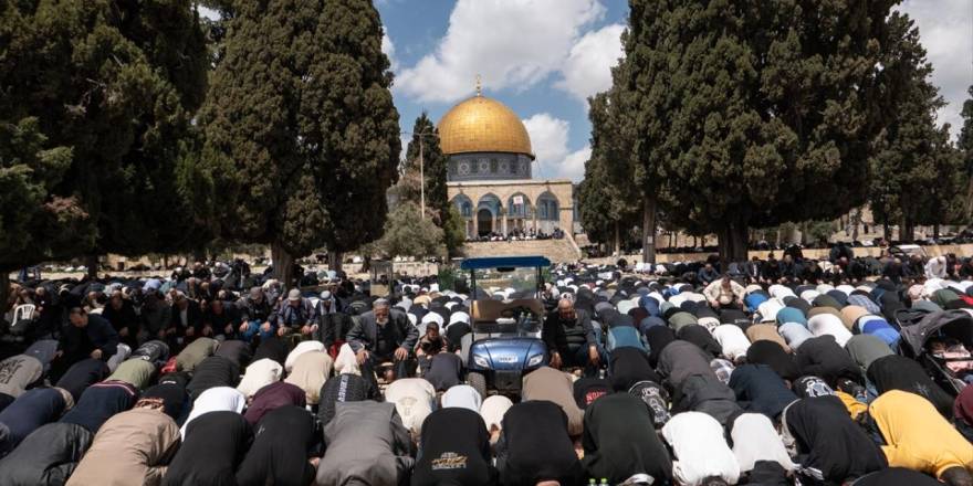 Haftalar sonra Mescid-i Aksa'da cuma namazına Filistinliler akın et