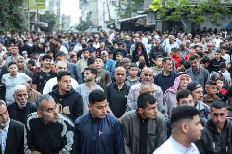Gazze'de bayram namazı yıkılan camilerin enkazında ve çadır kamplar 1