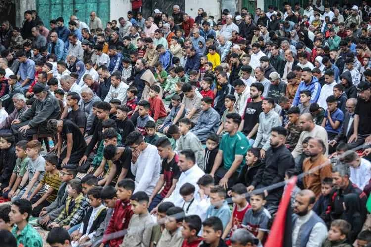 Gazze'de bayram namazı yıkılan camilerin enkazında ve çadır kamplar 2
