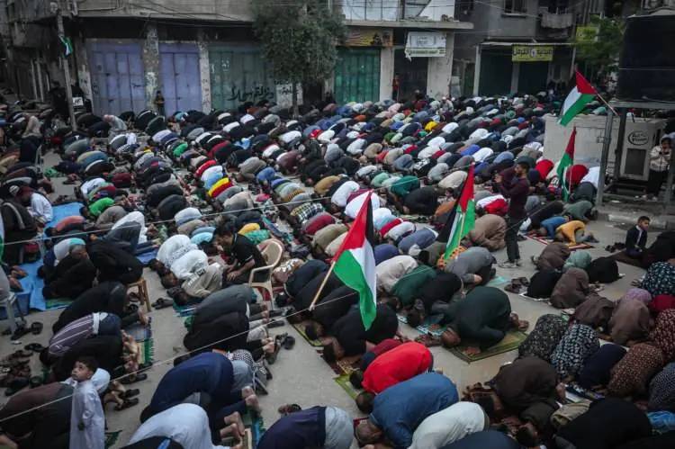 Gazze'de bayram namazı yıkılan camilerin enkazında ve çadır kamplar 3
