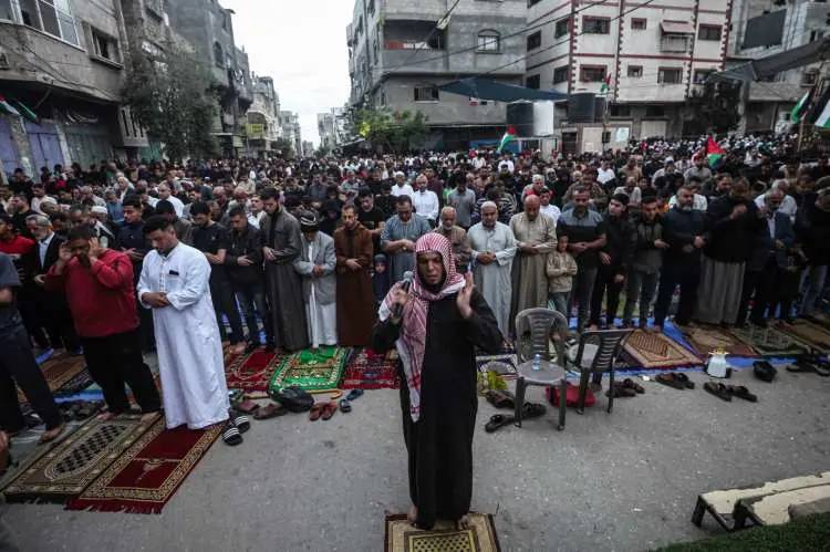 Gazze'de bayram namazı yıkılan camilerin enkazında ve çadır kamplar 4
