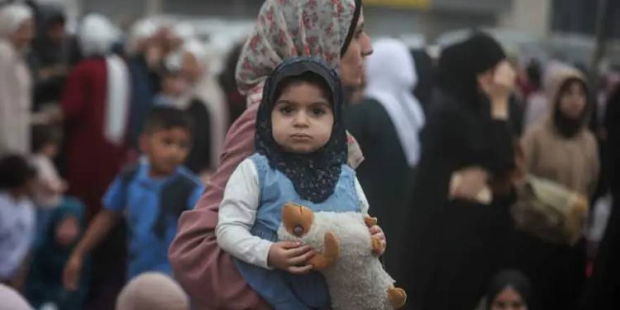 Gazze'de bayram namazı yıkılan camilerin enkazında ve çadır kamplar