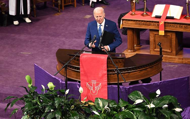 Biden: Bu yarışta kalmaya devam edeceğim