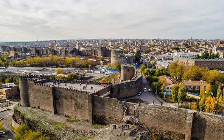 Diyarbakır’da büyük vurgun: MEB 10 müfettiş görevlendirdi