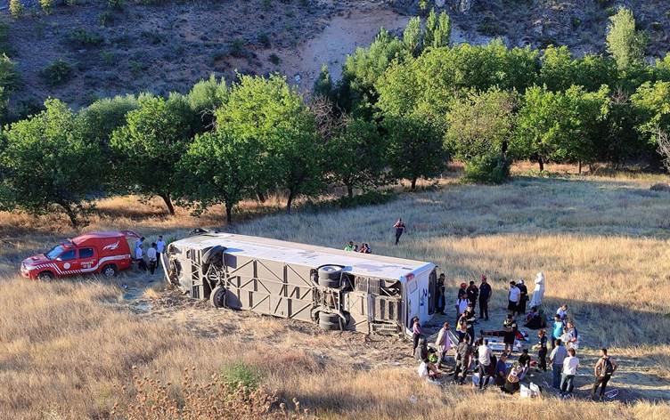 Malatya'da yolcu otobüsü devrildi: Çok sayıda yaralı var