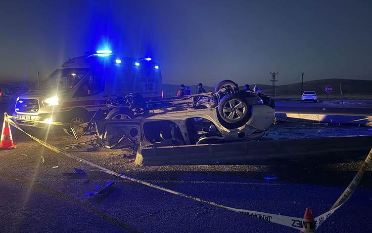 Erzurum'dan Konya'ya giden araç takla attı: 4 ölü, 2 yaralı