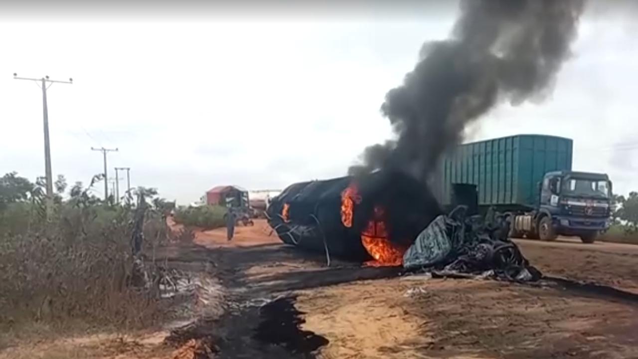 Nijerya'da yakıt tankeri yolcu taşıyan kamyonla çarpıştı: 48 ölü