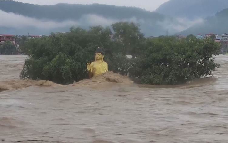 Nepal'de sel felaketi: 104 ölü, 64 kayıp