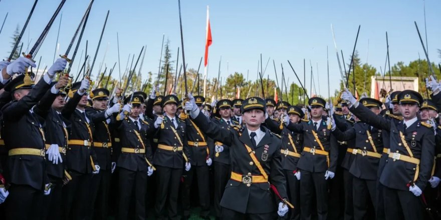 Teğmenlerin Yemin Krizi:"TSK'yı tartışmaya açıp itibarını zedelediler"