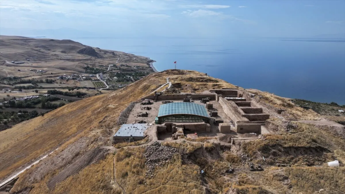 Ayanis Kalesi'nin ihtişamı surlarıyla ortaya çıkıyor