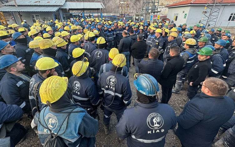 500 işçi yer altına inerek kendilerini maden ocağına kapattı