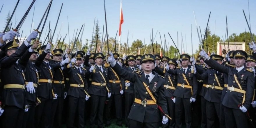 Teğmenlerin komutanı da görevden alındı: 'Bilseydim yine yapardım'