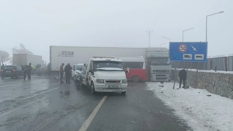 Bitlis'te zincirleme kaza: 31 yaralı