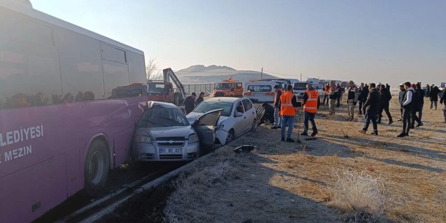 Van'da 30 araçlık zincirleme trafik kazası: 2 ölü