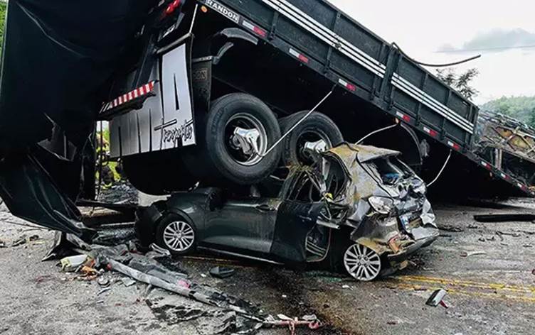 Zincirleme trafik kazasında onlarca kişi öldü