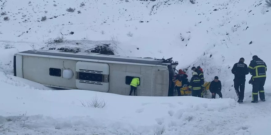 Erzincan'da yolcu otobüsü şarampole devrildi! Yaralılar var