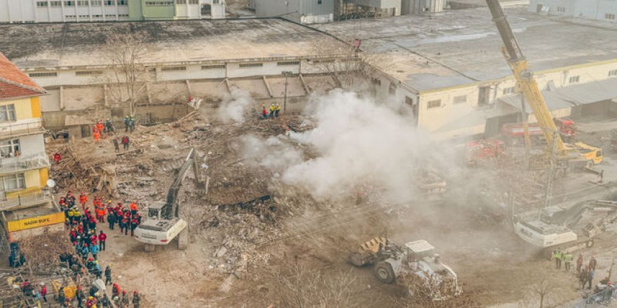 Konya'da bina çöktü! 3 kişi sağ kurtarıldı, 2 kişi aranıyor