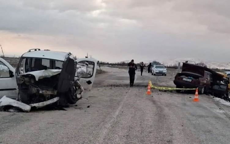 Zincirleme kaza: 2 kişi öldü, 1 kişi yaralandı