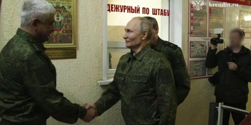 Putin askeri üniforma ile Kursk'ta