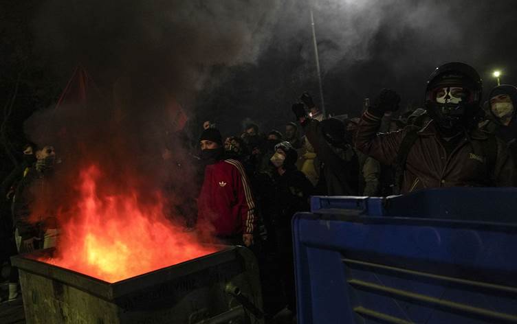 Yerlikaya: 16 polis yaralandı, 53 kişi gözaltında