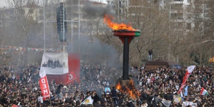 Diyarbakır’da Newroz ateşi yakıldı