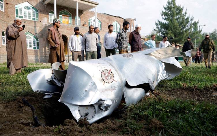 Pakistan güvenlik kaynakları: Hindistan'a ait 5 savaş uçağı düşürüldü