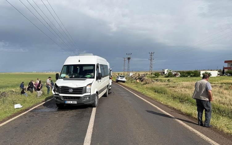 Urfa'da öğretmenleri taşıyan minibüsler çarpıştı: 28 kişi yaralı