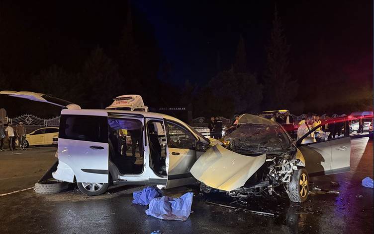 Feci kaza: 3'ü aynı aileden 5 kişi yaşamını yitirdi