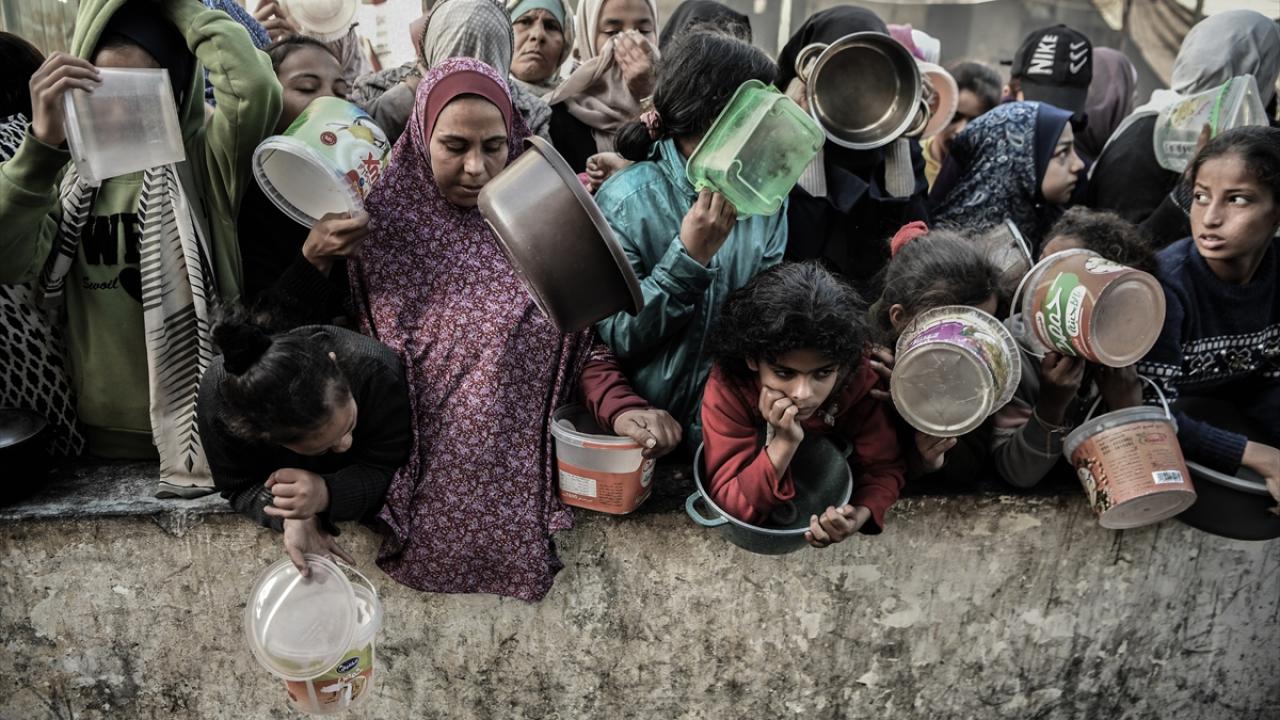 UNRWA: Gazze'de siviller, yiyecek almak için gittikleri merkezlerde saldırıya maruz kalıyor