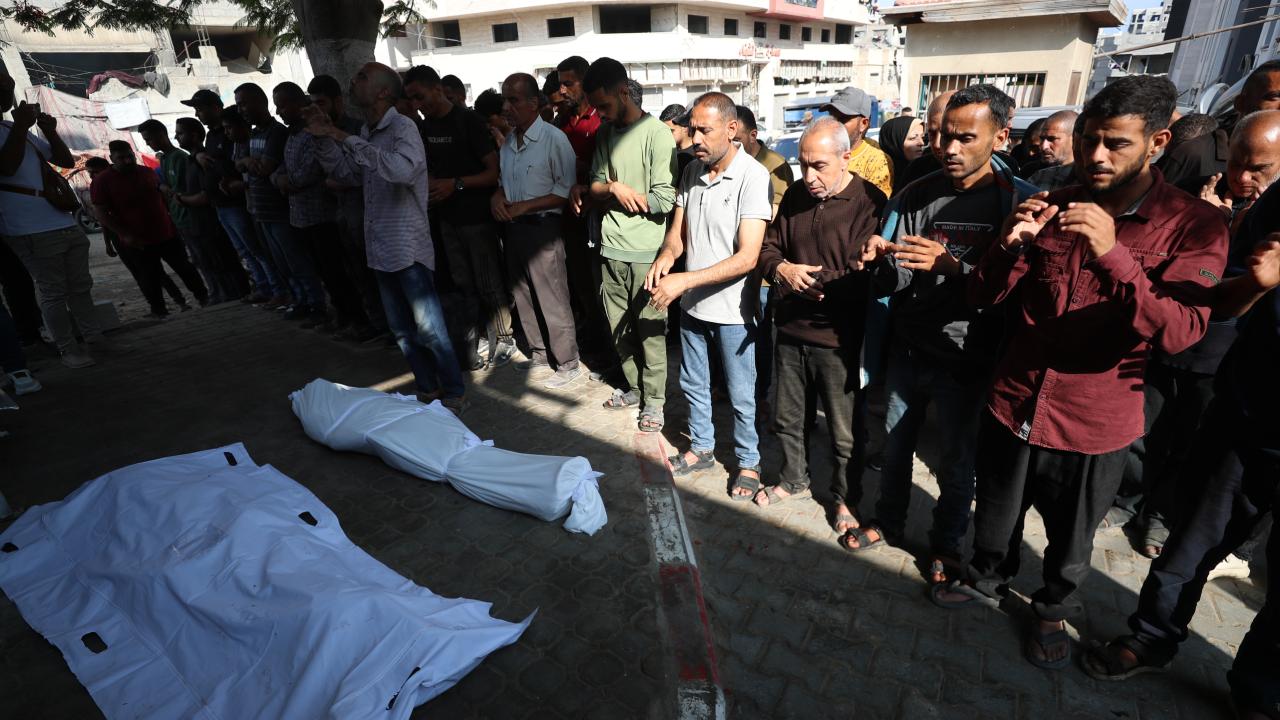 Katil İsrail'in Gazze'ye düzenlediği saldırılarda 23 Filistin'li şehit oldu