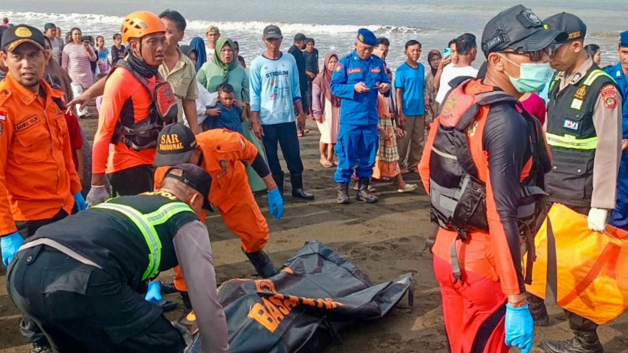 Endonezya'da feribot battı: 38 kişi kayıp