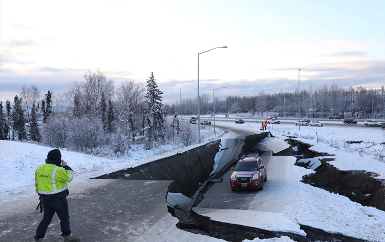 Alaska'da peş peşe 7 büyüklüğünde deprem