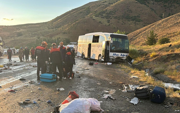 Yolcu otobüsü dağın yamacına çarptı: Ölü ve yaralılar var