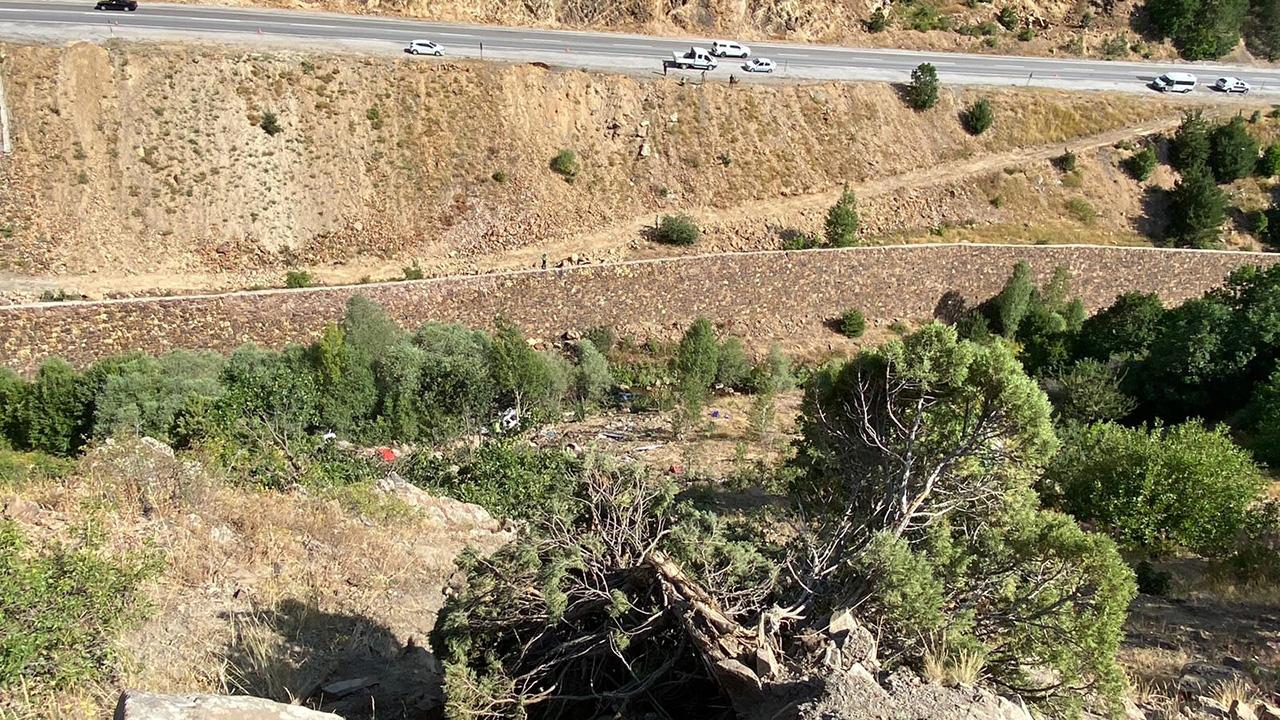 Sivas'ta işçi minibüsü uçurumdan yuvarlandı: 3 ölü, 18 yaralı