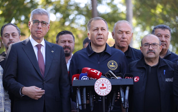 Bakan Yerlikaya deprem bölgesi Sındırgı'da konuştu: 50 ekip hasar tespitine başladı