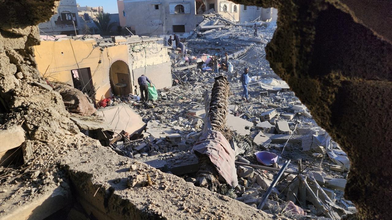 Katil İsrail, Han Yunus'ta aynı aileden 7 kişiyi şehit etti